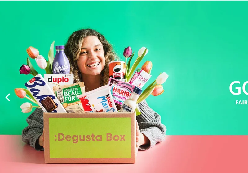 Box Degustabox remplie de produits surprise : Milka, Pringles, Haribo, Kinder, Duplo — 9 à 14 produits par mois